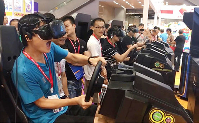 VR การแข่งขันสําหรับสนามเด็กในห้อง รายการการแข่งขันการขับรถ ซิมูเลอเตอร์ออนไลน์เกมความเป็นจริงจริง 9D VR อุปกรณ์การเล่น 6